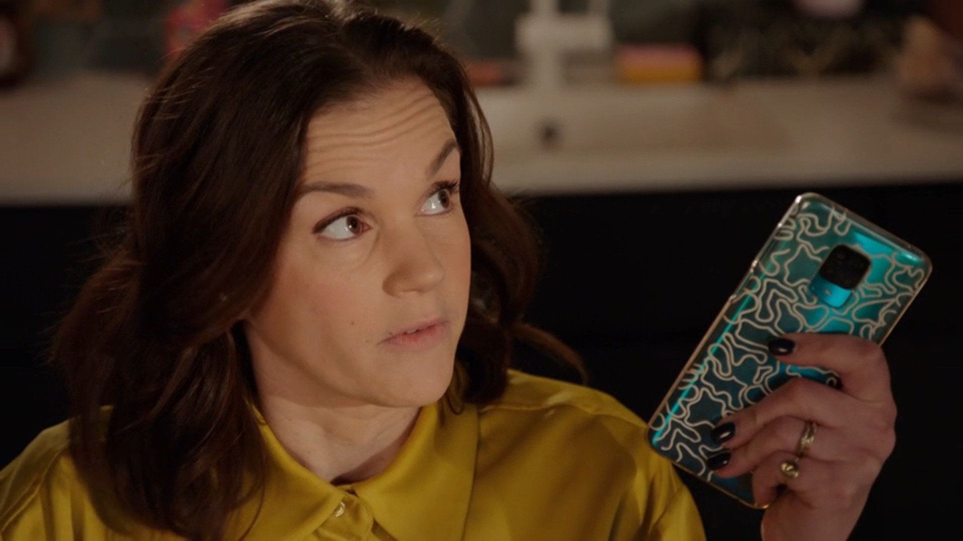 Nina confisqueert Nola's telefoon